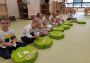 11 Dzieci układają na podkładkach jesienne rytmy według wzoru